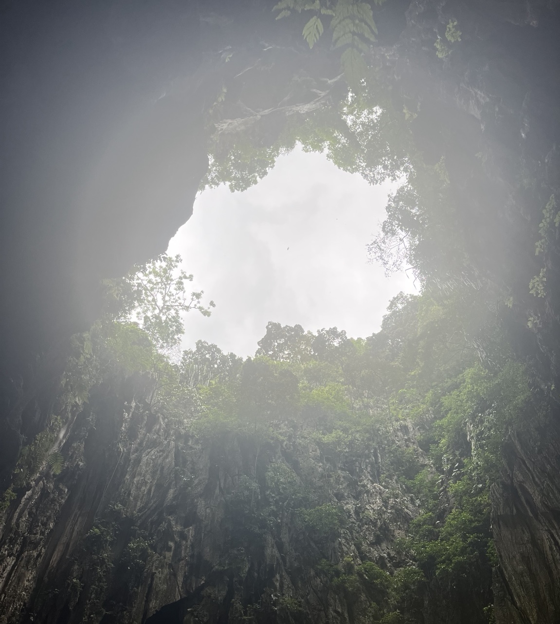Grotte ouverte vers le ciel