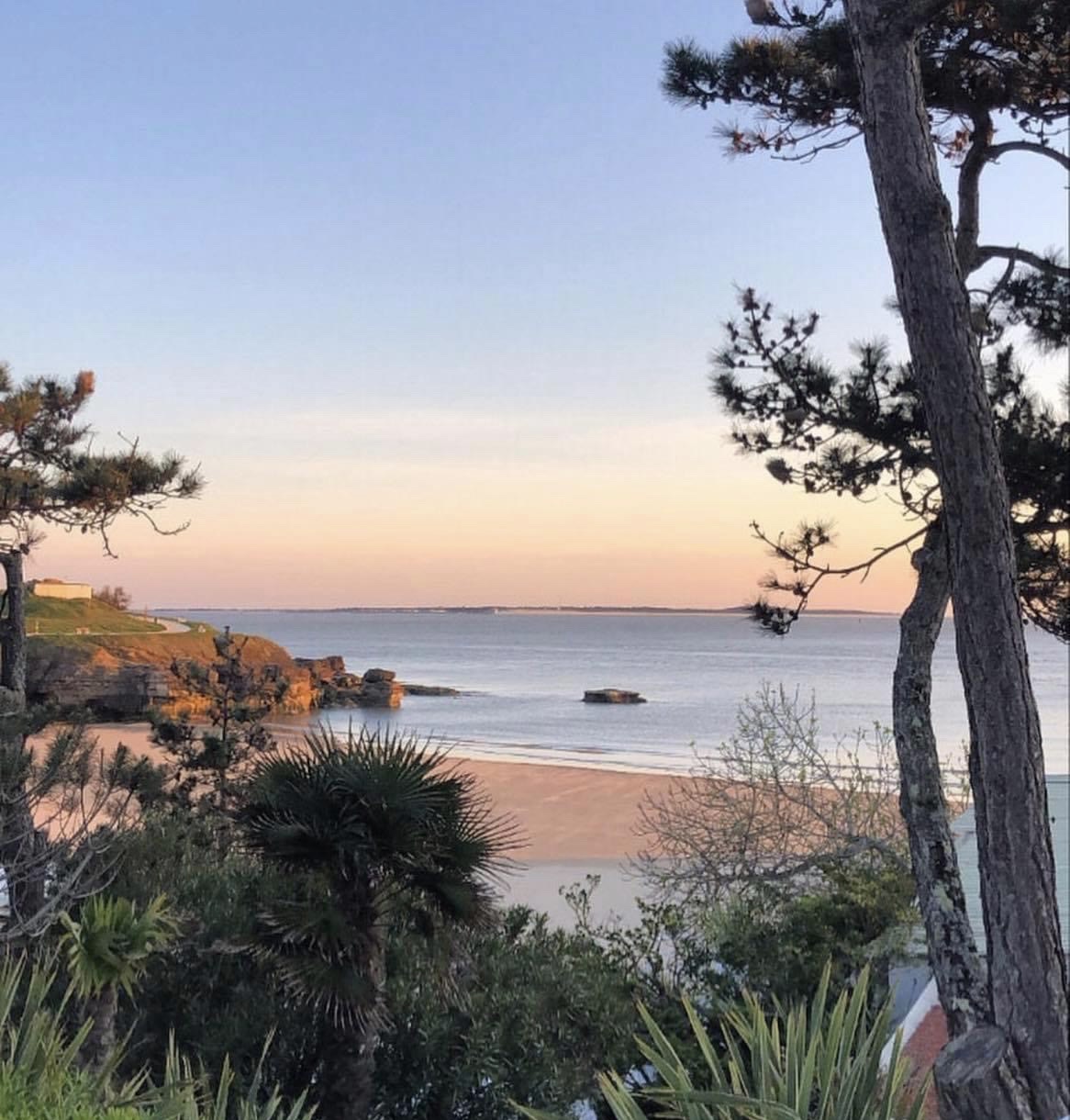 Plage au coucher du soleil